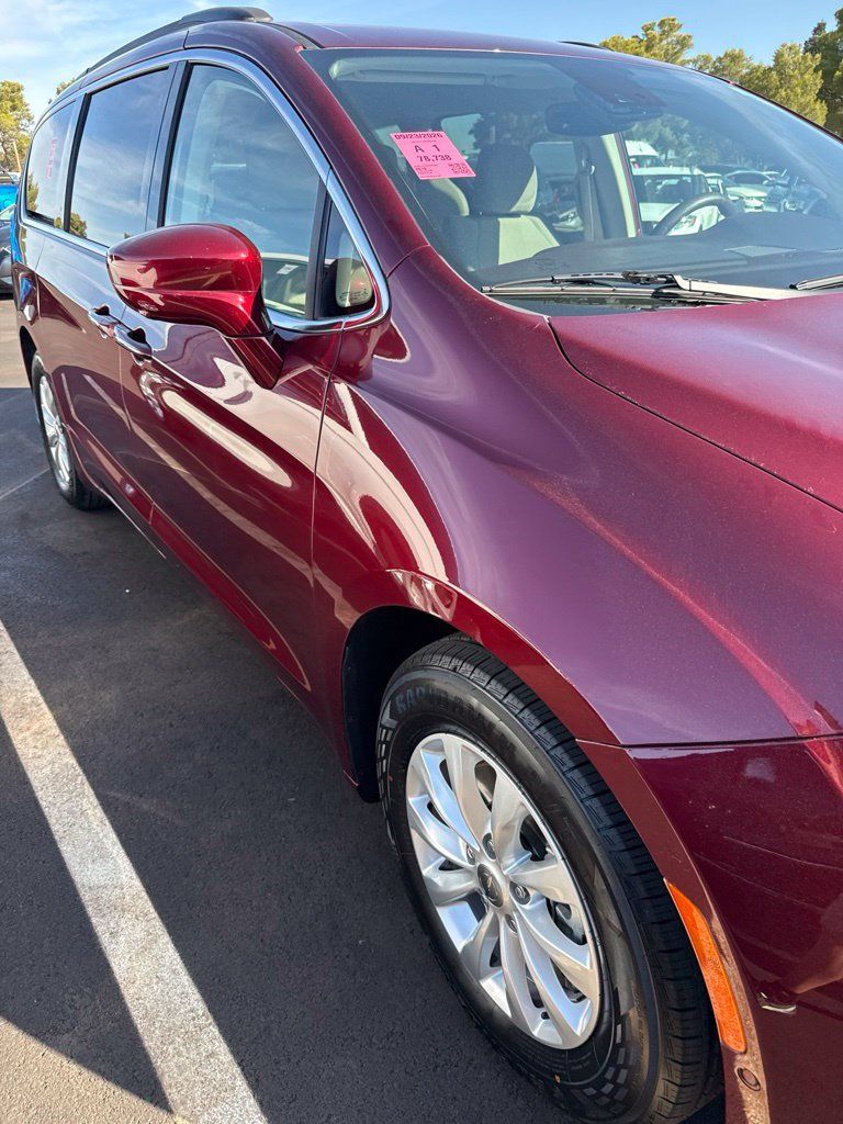 Used 2019 Chrysler Pacifica Touring Plus w/ Advanced Safetytec Group FWD image 4