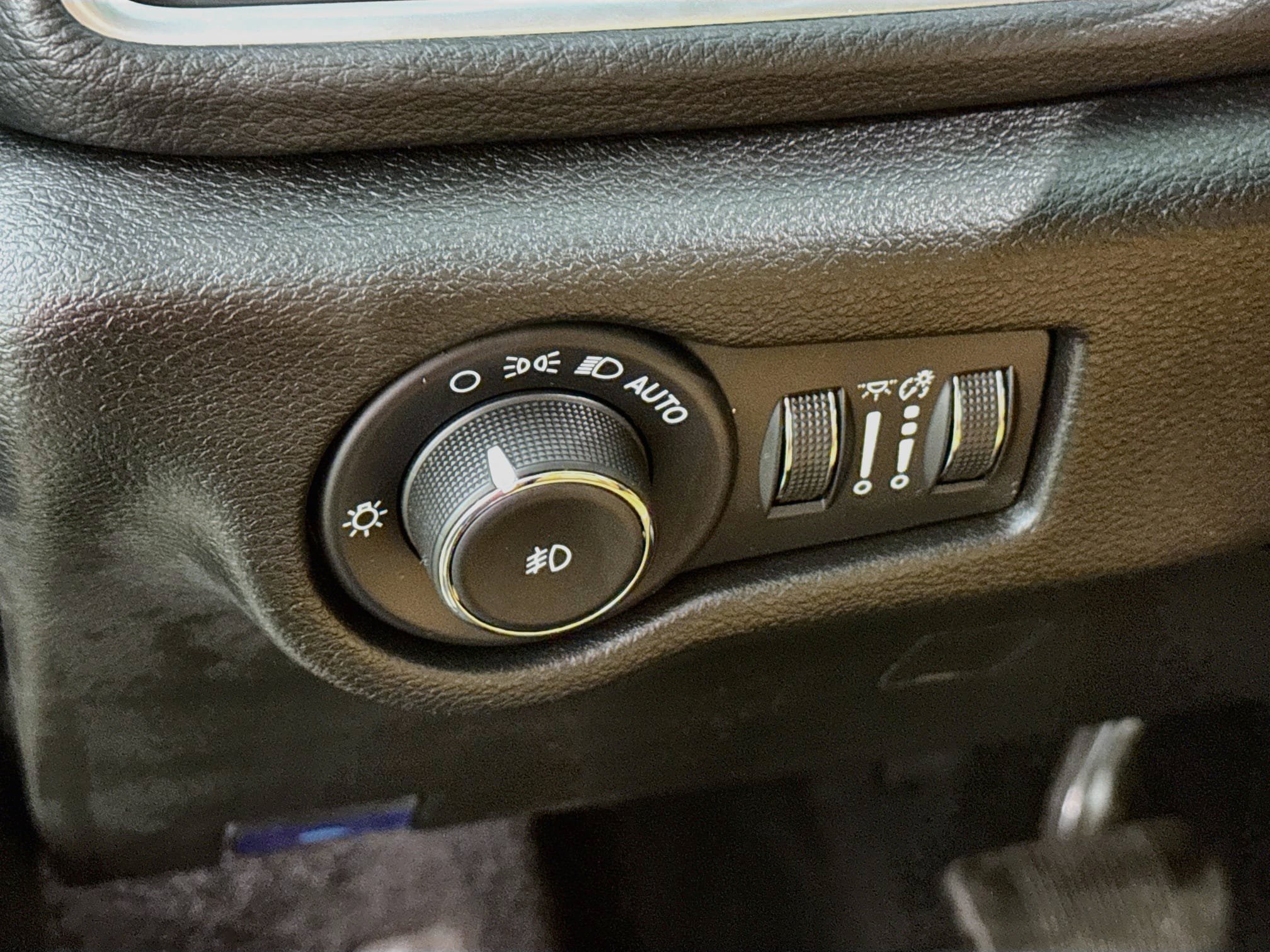 Used 2023 Chrysler Pacifica Pinnacle FWD image 16
