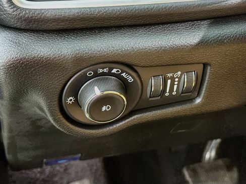 Used 2023 Chrysler Pacifica Pinnacle FWD image 16