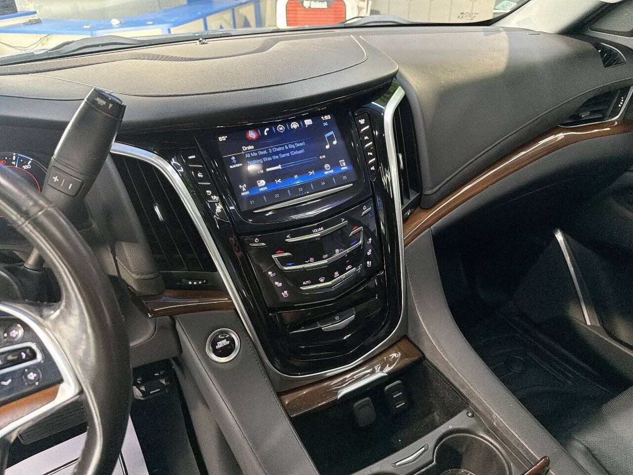 Used 2020 Cadillac Escalade ESV Premium Luxury AWD/4WD image 34