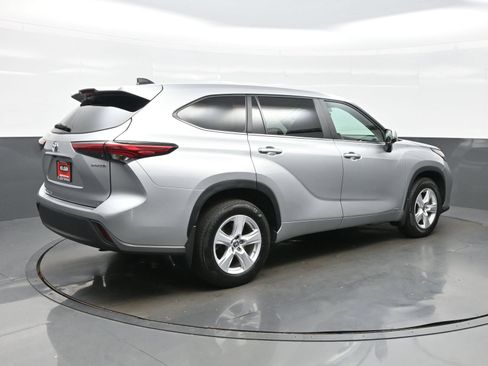 Used 2023 Toyota Highlander LE AWD/4WD image 6