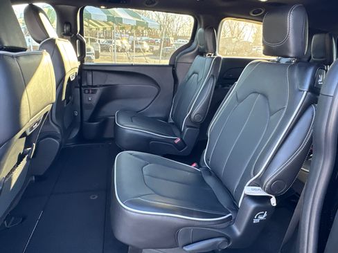New 2026 Chrysler Pacifica Limited image 7