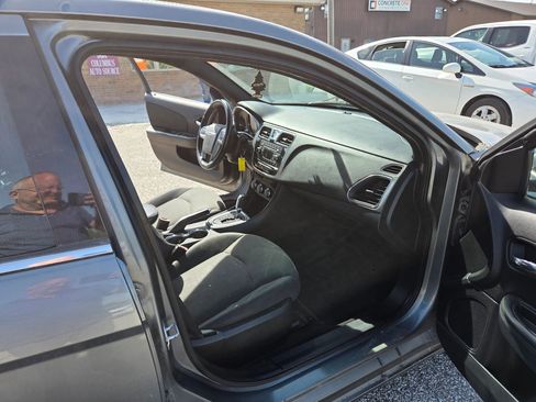 Used 2011 Chrysler 200 Touring FWD image 19