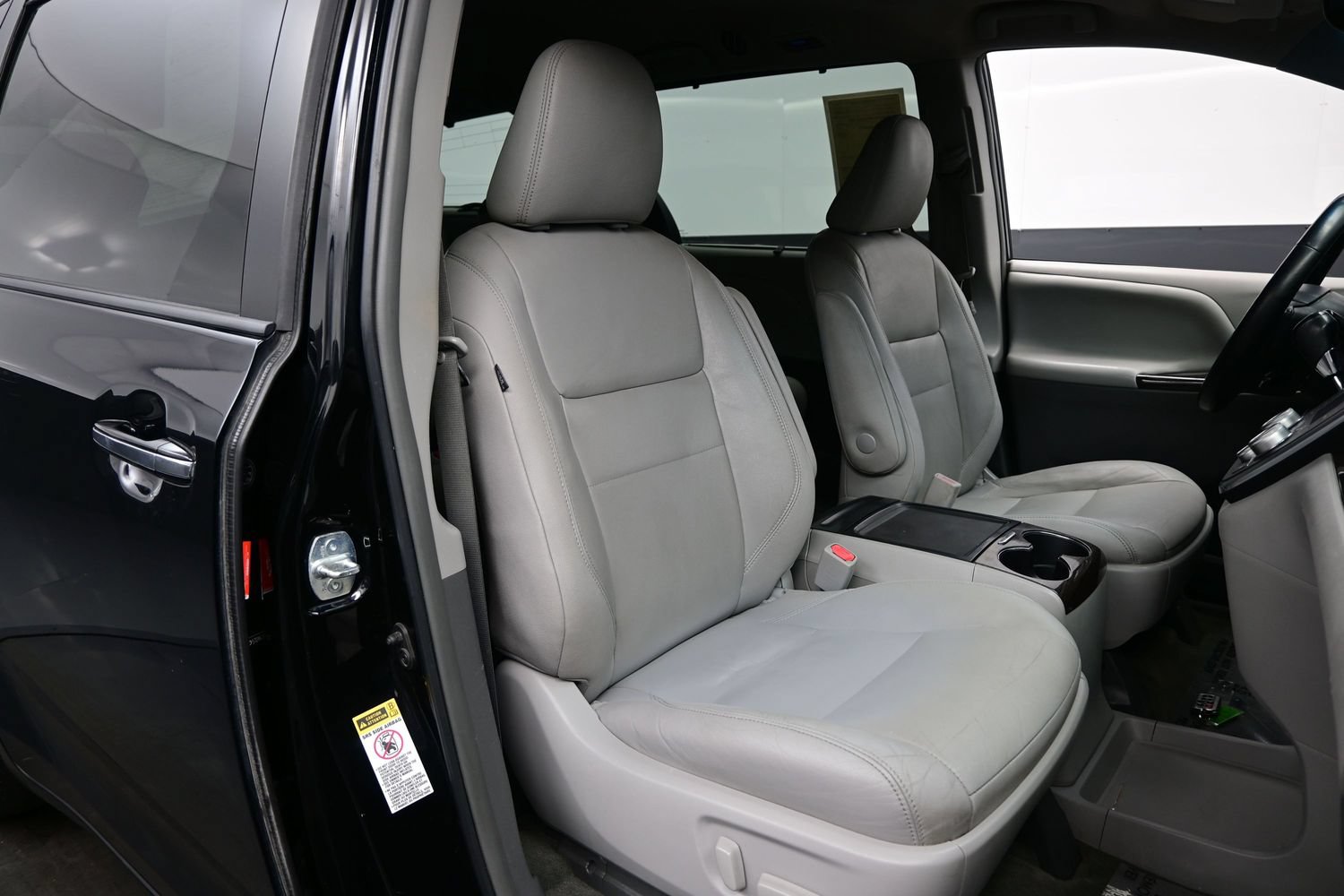Used 2015 Toyota Sienna XLE w/ XLE Navigation Package FWD image 14