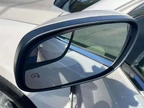 Used 2015 Ford Taurus SEL image 26