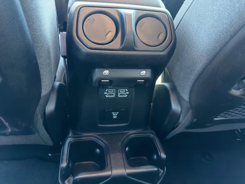 Used 2025 Jeep Wrangler Rubicon image 20