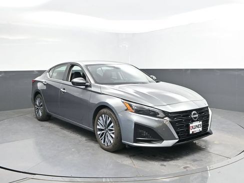 Used 2025 Nissan Altima 2.5 SV FWD image 4