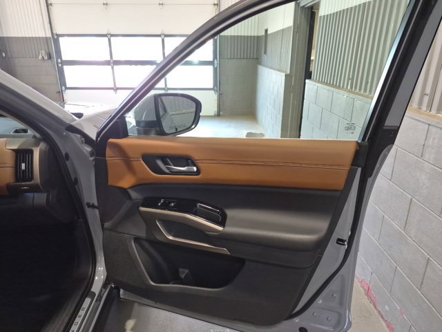 Certified 2025 Nissan Pathfinder Platinum FWD image 27
