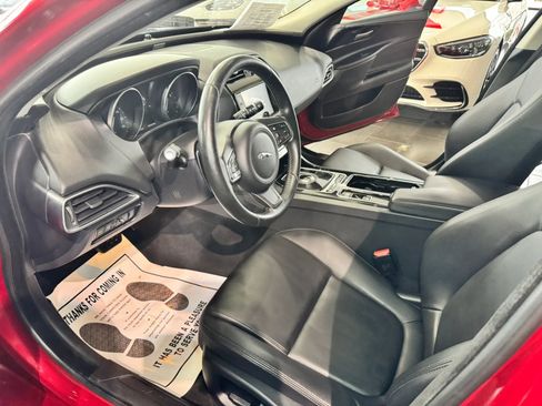 Used 2018 Jaguar XE Premium image 9