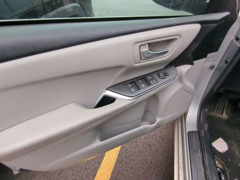 Used 2015 Toyota Camry SE w/ Moonroof Package FWD image 8