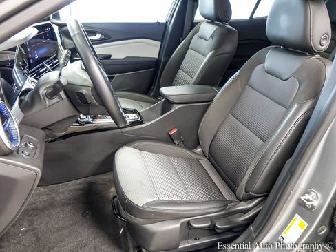 Used 2024 Chevrolet Trax LT w/ LT Convenience Package FWD image 9