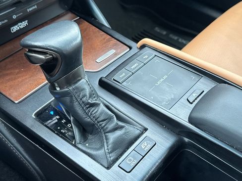 Used 2022 Lexus ES 300h Ultra Luxury w/ Accessory Package 2 FWD image 10