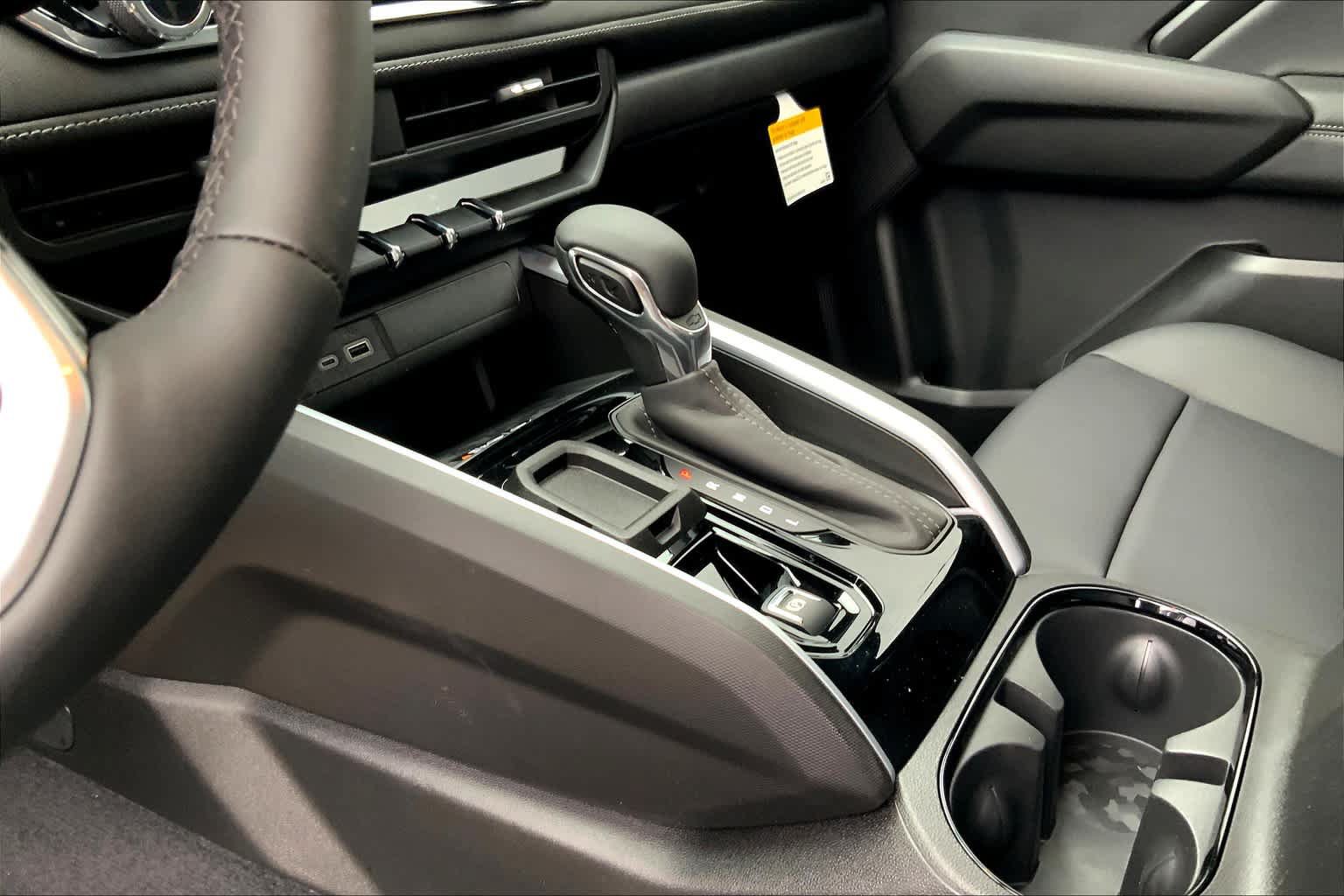 Used 2024 Chevrolet Colorado LT w/ LT Convenience Package III RWD image 8