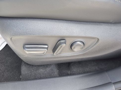 Used 2025 Toyota Highlander XLE AWD/4WD image 24