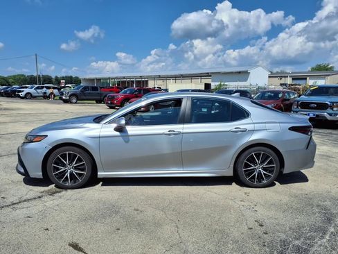Used 2023 Toyota Camry SE image 6