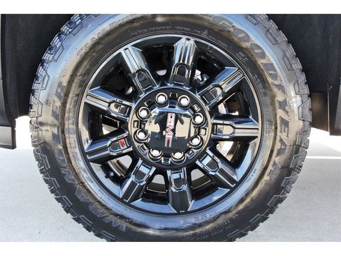 Used 2025 GMC Sierra 2500 AT4 image 27