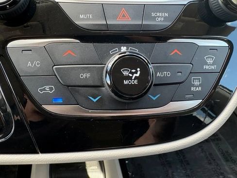 Used 2023 Chrysler Pacifica Touring-L FWD image 17