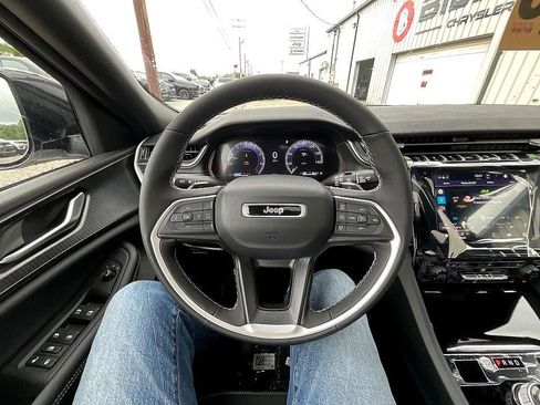 New 2025 Jeep Grand Cherokee Altitude image 23