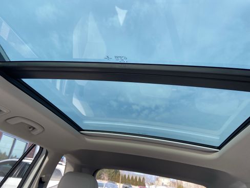 Used 2019 Volkswagen Tiguan SE w/ Panoramic Sunroof Package image 16