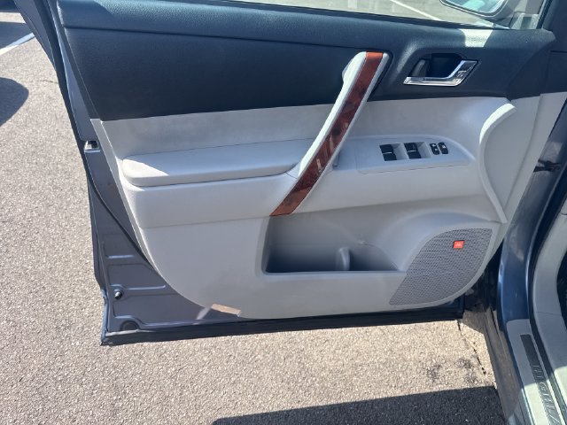 Used 2012 Toyota Highlander Limited w/ Tow Pkg AWD/4WD image 10