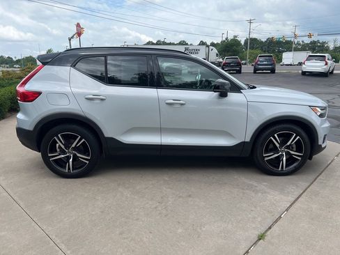 Certified 2022 Volvo XC40 T5 R-Design image 6
