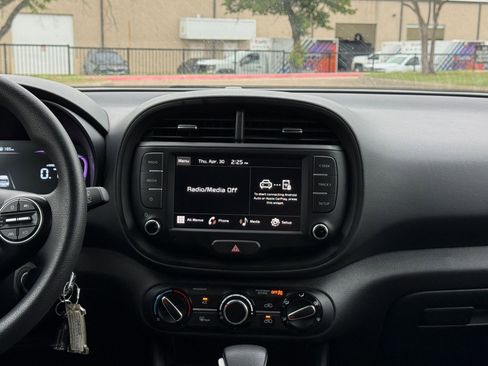 Used 2025 Kia Soul LX w/ LX Technology Package FWD image 17