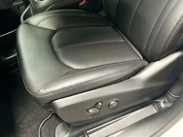 New 2026 Chrysler Pacifica Select AWD/4WD image 19