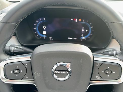 Used 2024 Volvo XC40 B5 Core image 23