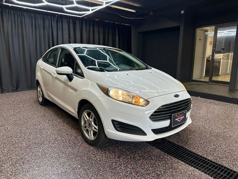 Used 2017 Ford Fiesta SE image 9