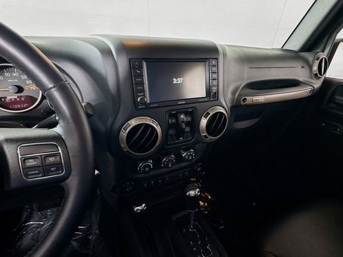 Used 2016 Jeep Wrangler Unlimited Sahara AWD/4WD image 14