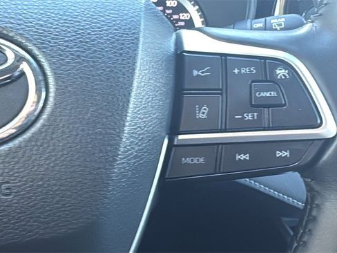Used 2024 Toyota Highlander LE image 13