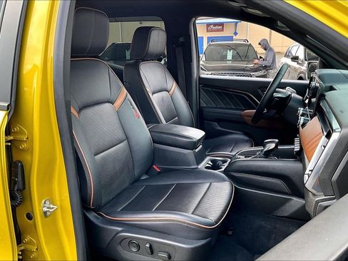 Used 2023 GMC Canyon AT4 w/ AT4 Premium Package AWD/4WD image 9