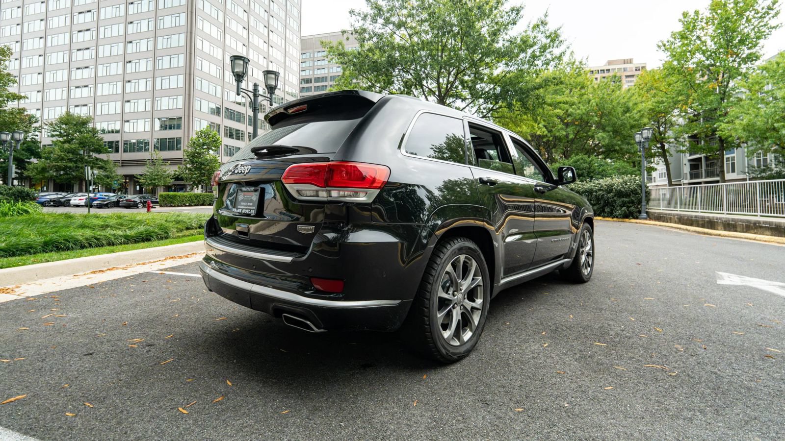 Used 2019 Jeep Grand Cherokee Summit w/ Platinum Series Group AWD/4WD image 3