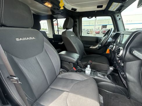 Used 2017 Jeep Wrangler Unlimited Sahara w/ Connectivity Group AWD/4WD image 25