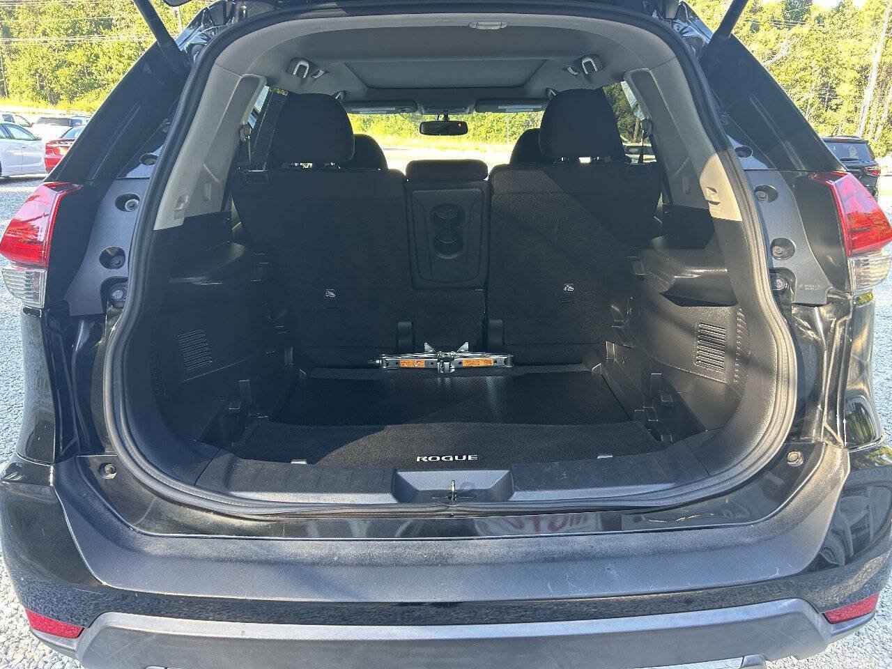 Used 2017 Nissan Rogue SV w/ Sun & Sound Touring Package AWD/4WD image 27