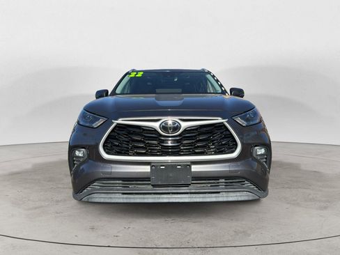Used 2022 Toyota Highlander XLE image 2