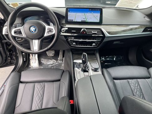 Used 2022 BMW 530e w/ Premium Package image 16