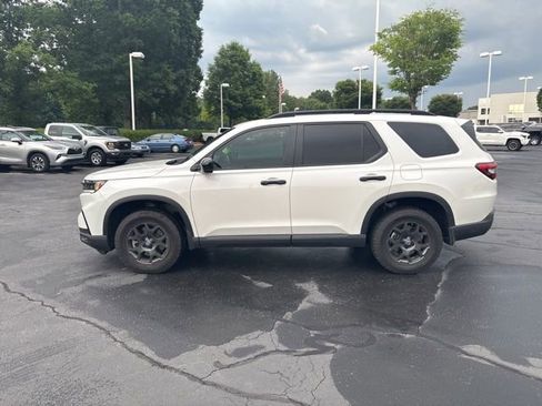 Used 2025 Honda Pilot TrailSport image 2