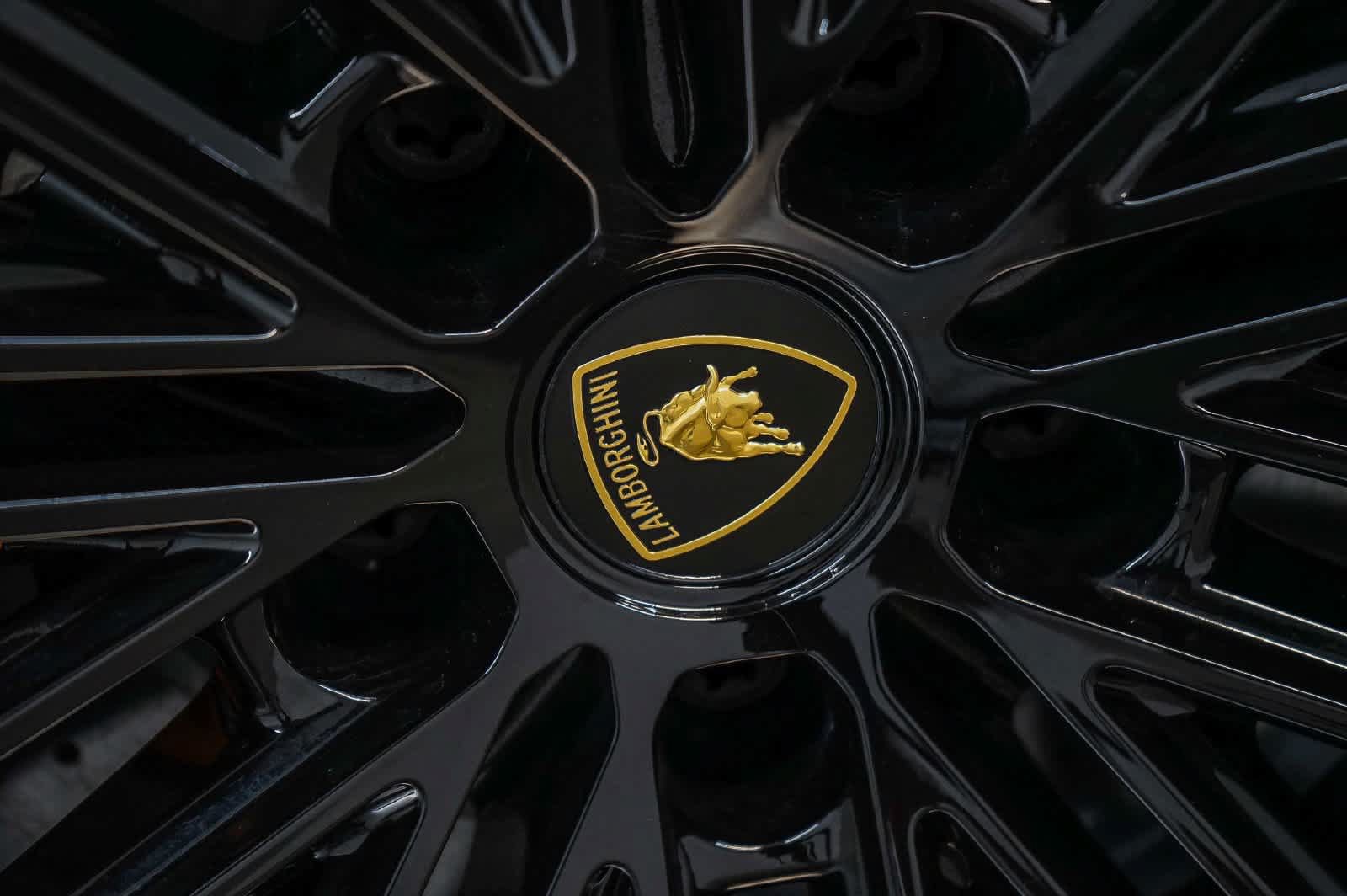 Used 2025 Lamborghini Urus SE AWD/4WD image 14