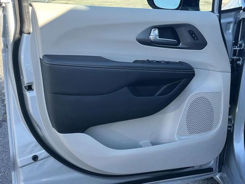 Used 2024 Chrysler Pacifica Touring-L image 14