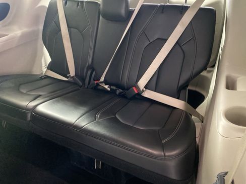 Used 2024 Chrysler Pacifica Touring-L image 18