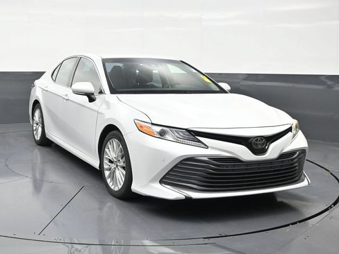 Used 2018 Toyota Camry XLE FWD image 7