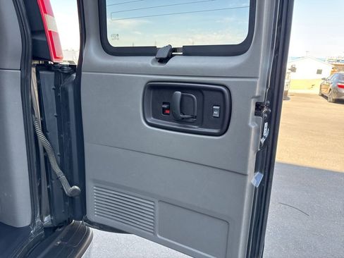 Used 2003 GMC Savana 1500 Passenger w/ Sle Preferred Equipment Group image 33