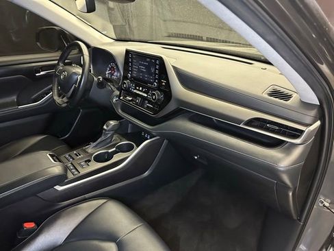 Used 2022 Toyota Highlander XLE AWD/4WD image 14