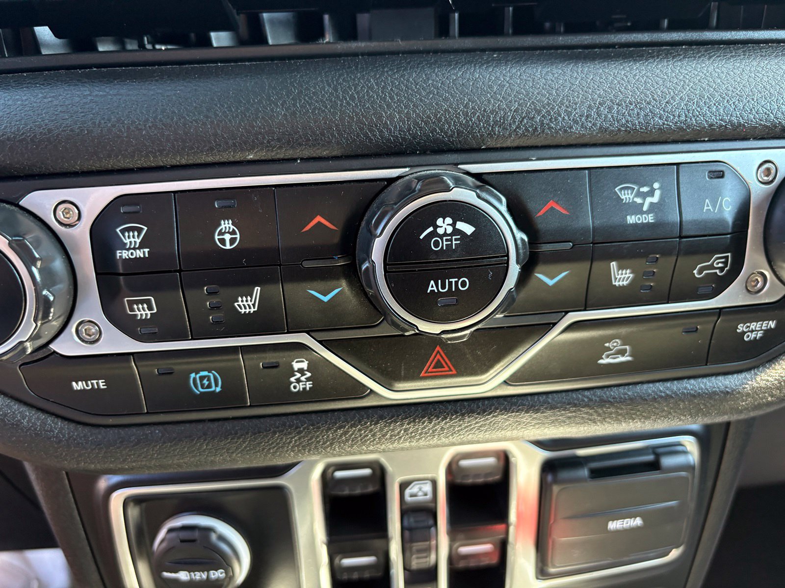 Used 2024 Jeep Wrangler Unlimited w/ Dual Top Group AWD/4WD image 9
