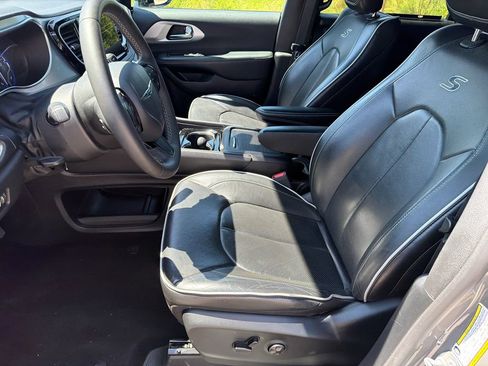 Used 2025 Chrysler Pacifica Limited FWD image 9