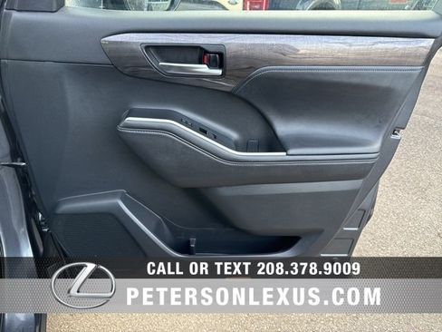 Used 2020 Toyota Highlander Limited image 11