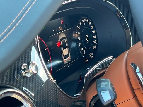 Used 2025 Bentley Bentayga image 32