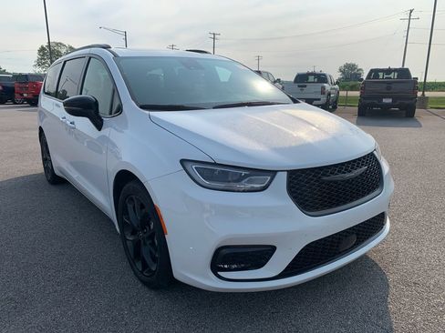 Used 2025 Chrysler Pacifica Limited FWD image 13