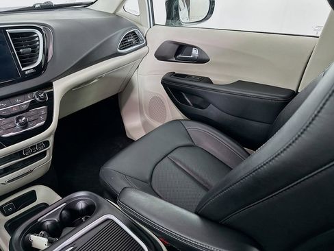 Certified 2024 Chrysler Pacifica Touring-L image 33